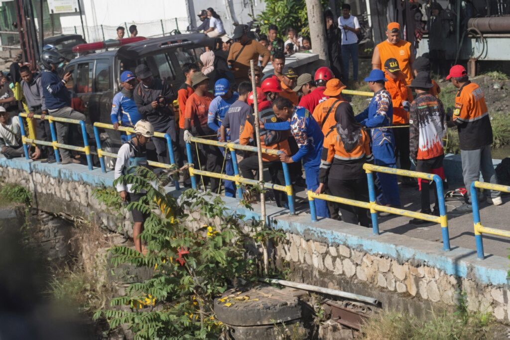 Mayat pria tanpa identitas ditemukan di irigasi KW6 Karawang, diduga pelaku curanmor. (Foto: Ist)