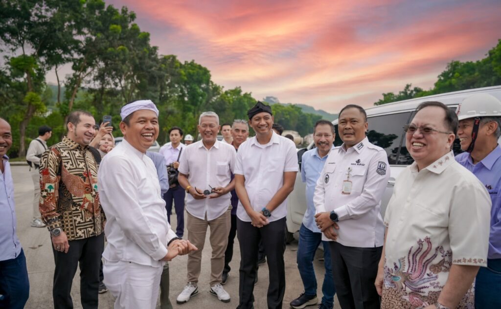 Gubernur Dedi Mulyadi didampingi Wabup H. Maslani meninjau tambang di Tegalwaru. (Foto: Prokompim Kab Karawang)
