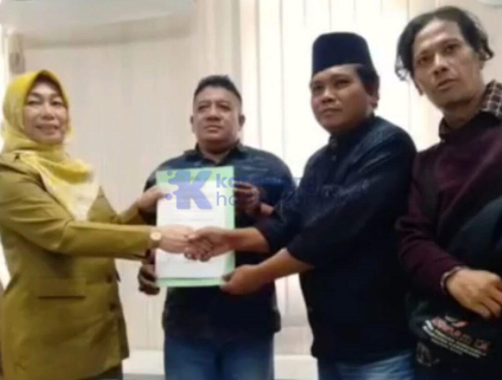 Caption: GARDU Tagih Janji Kadisnaker Karawang: "Prioritas Kerja Putra Daerah Jangan Hanya Jadi Tulisan di Atas Kertas"